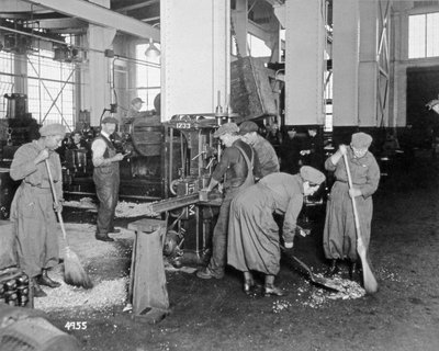 Fabrikarbeiterinnen während des Ersten Weltkriegs, um 1917 von American Photographer